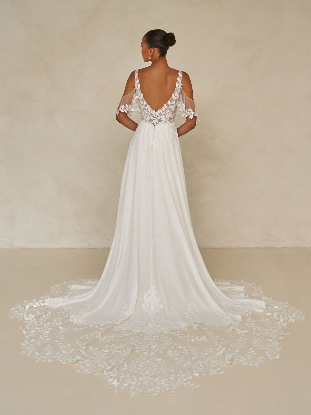 *COMING SOON* Wilmott - leichtes Brautkleid mit Blätterspitze und langer Schleppe – Bild 2