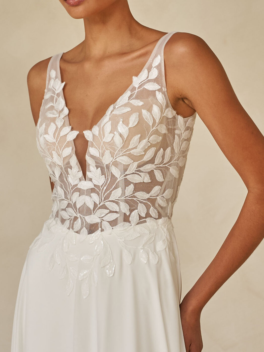 *COMING SOON* Wilmott - leichtes Brautkleid mit Blätterspitze und langer Schleppe – Bild 3