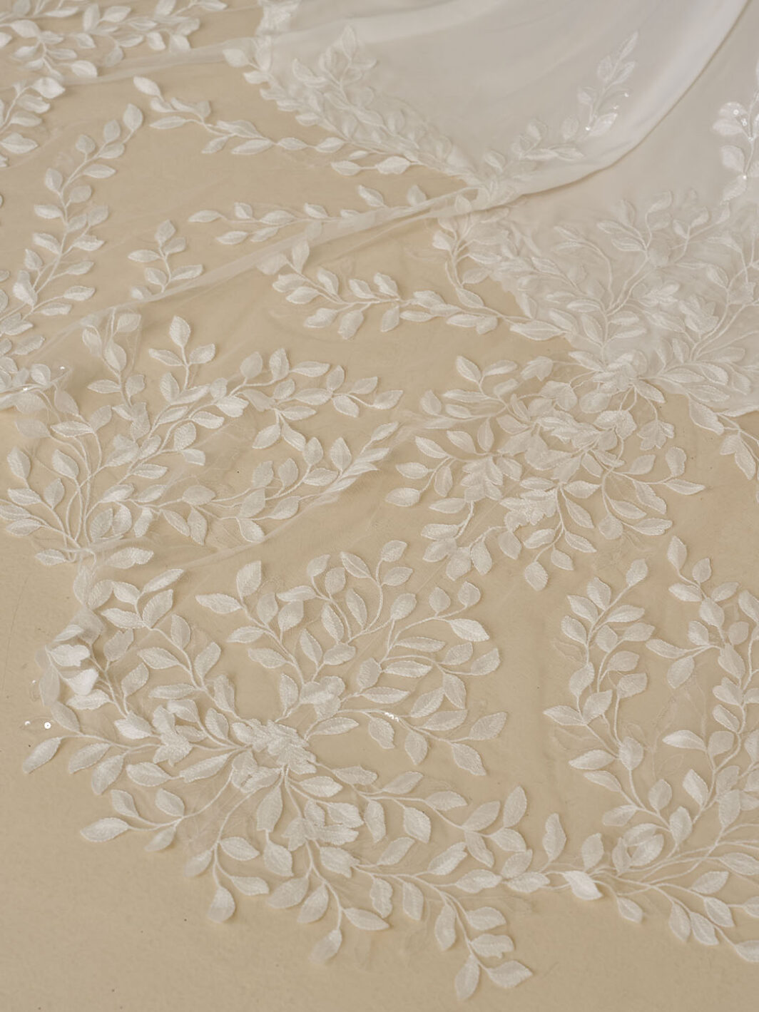 *COMING SOON* Wilmott - leichtes Brautkleid mit Blätterspitze und langer Schleppe – Bild 5