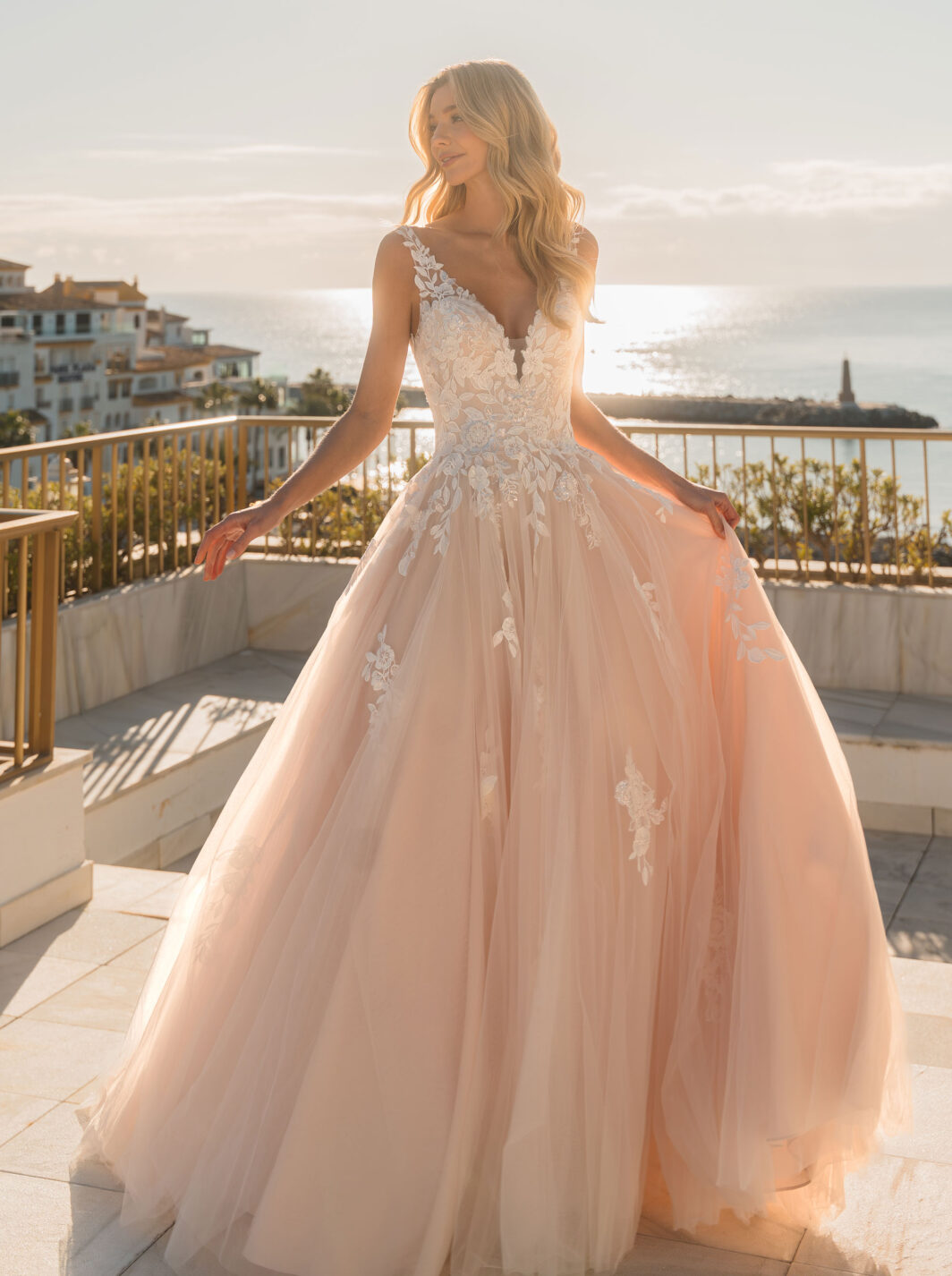Marie - Brautkleid mit breiten Trägern und viel Spitze