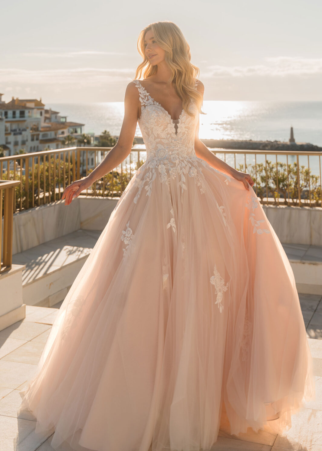 Marie - Brautkleid mit breiten Trägern und viel Spitze