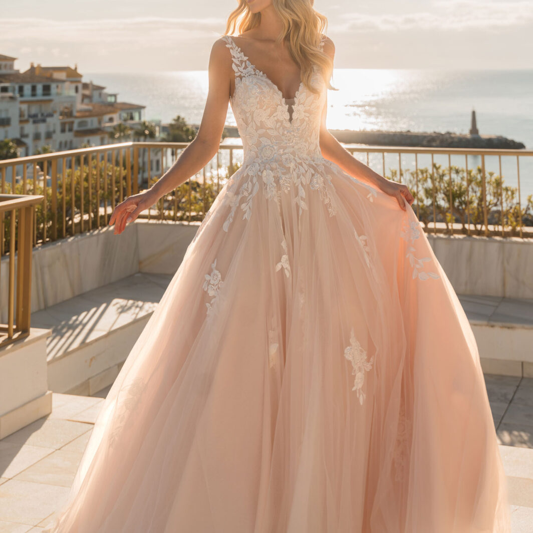 Marie - Brautkleid mit breiten Trägern und viel Spitze