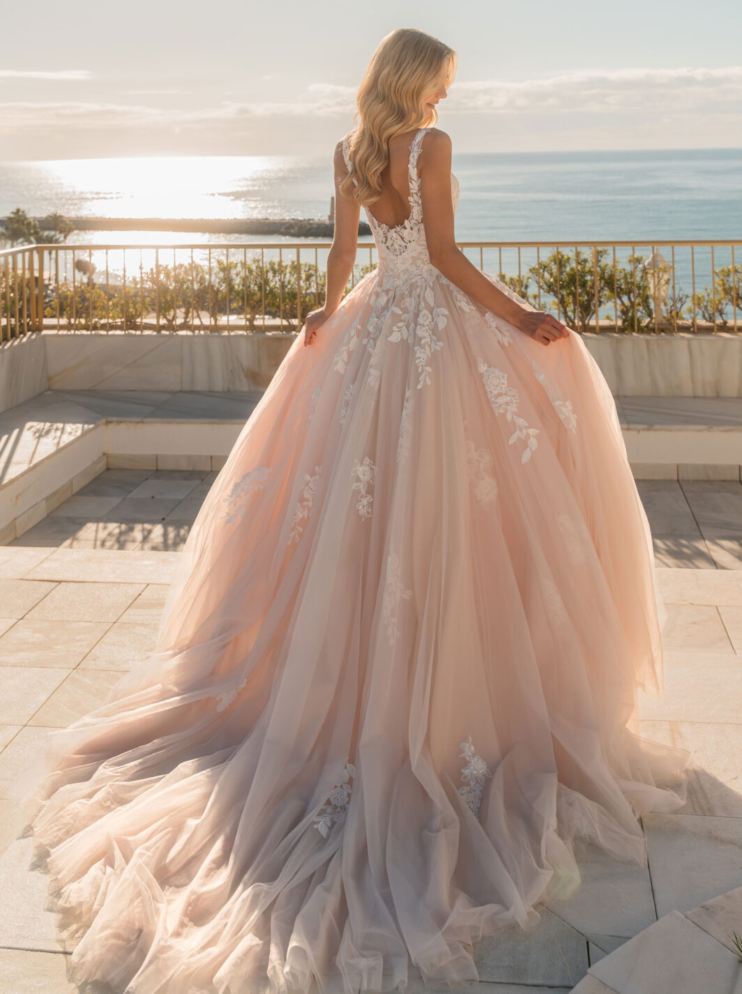 Marie - Brautkleid mit breiten Trägern und viel Spitze – Bild 2