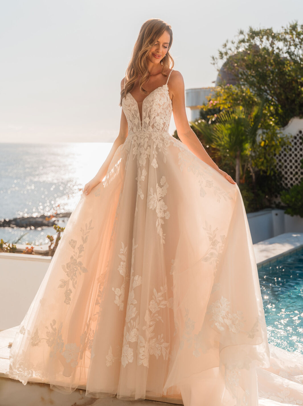 Isalie - Brautkleid mit Spaghettiträgern und viel Spitze