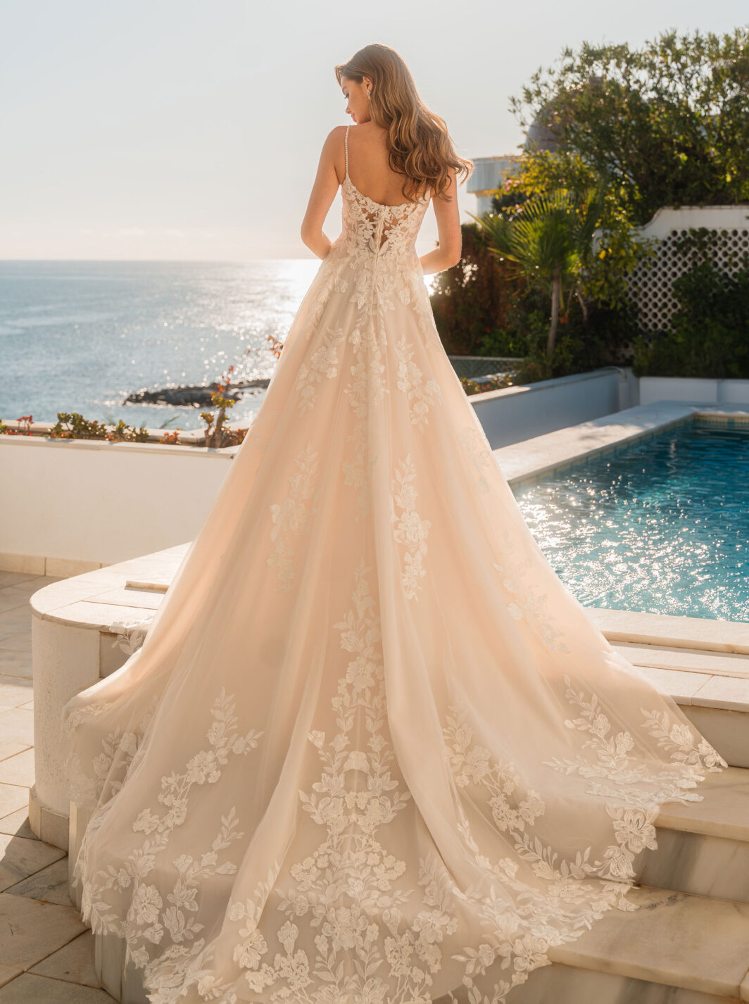 Isalie - Brautkleid mit Spaghettiträgern und viel Spitze – Bild 2