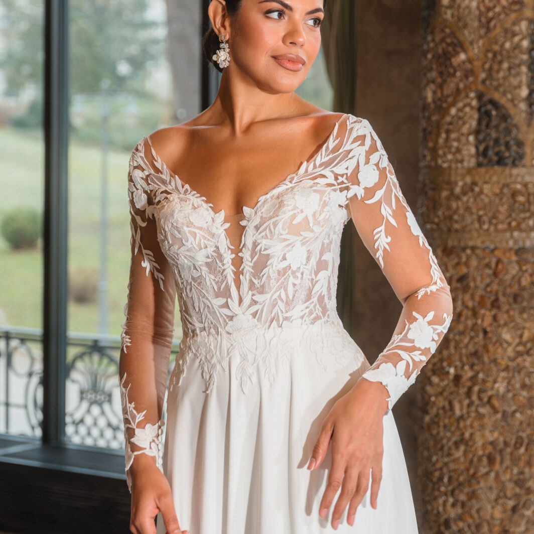 Genevieve - leichtes Brautkleid mit langen Ärmeln und Spitze