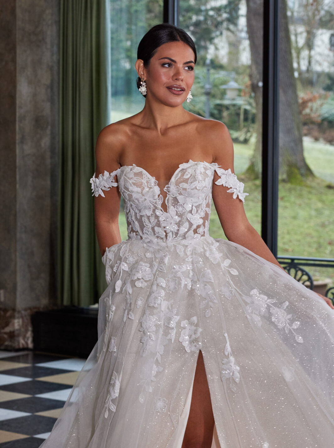 Malia - Brautkleid mit Spitze, Glitzer und Carmenträgern – Bild 2