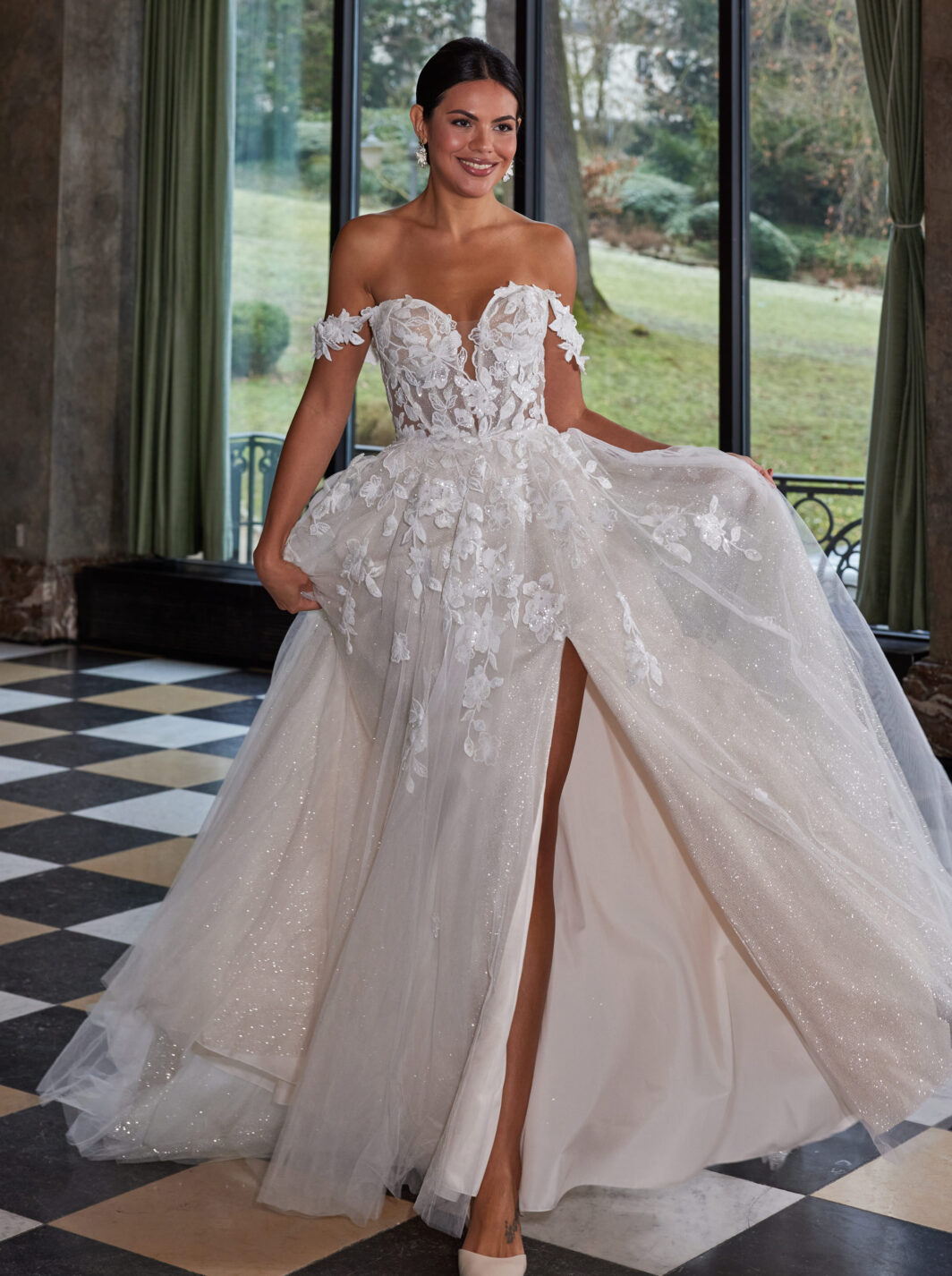 Malia - Brautkleid mit Spitze, Glitzer und Carmenträgern – Bild 4