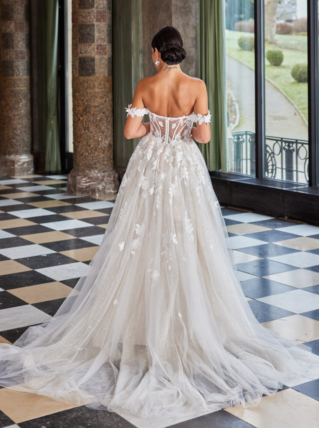 Malia - Brautkleid mit Spitze, Glitzer und Carmenträgern – Bild 3
