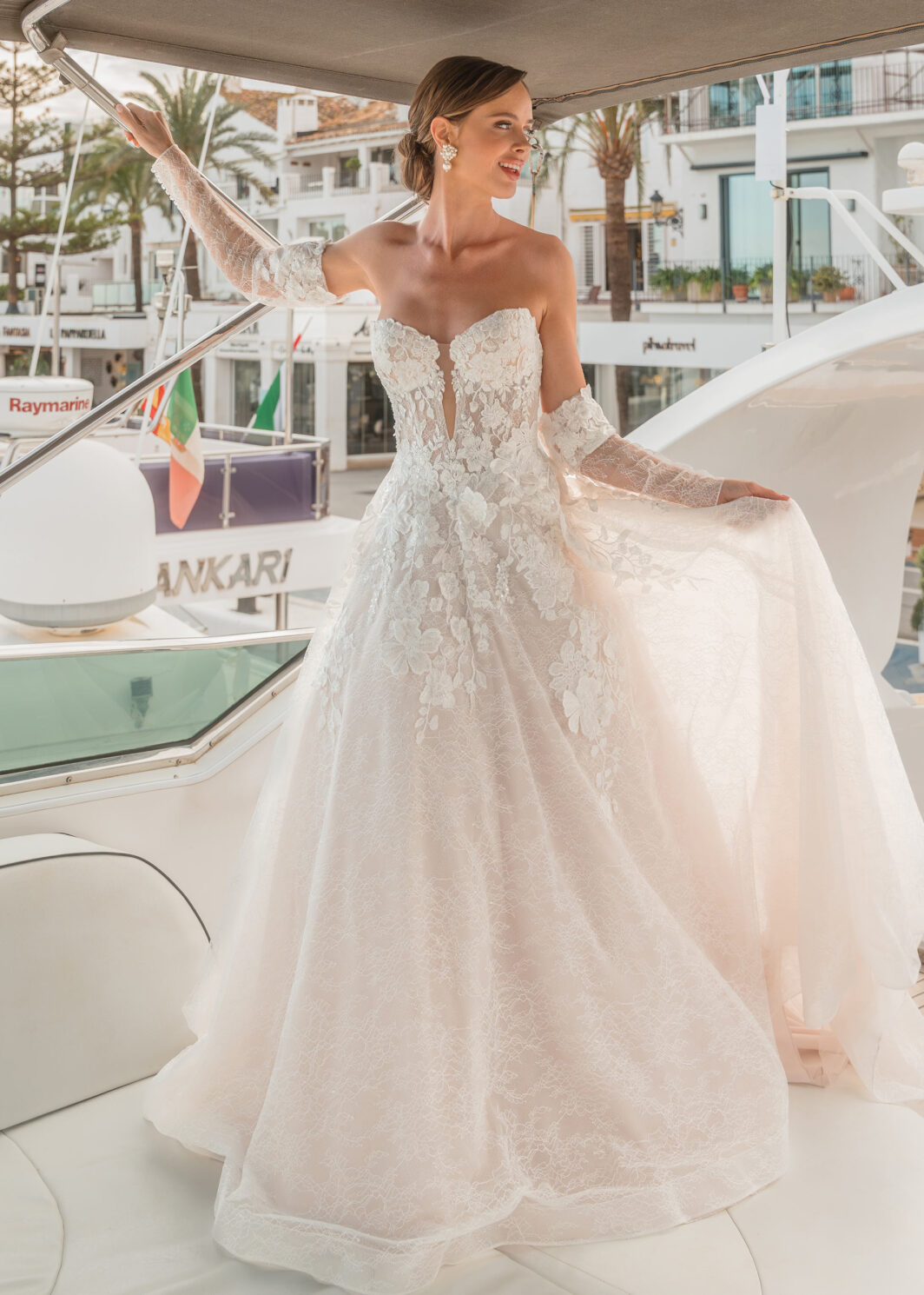 Anissa - A-Linie mit all-over Spitze und annehmbaren Ärmeln