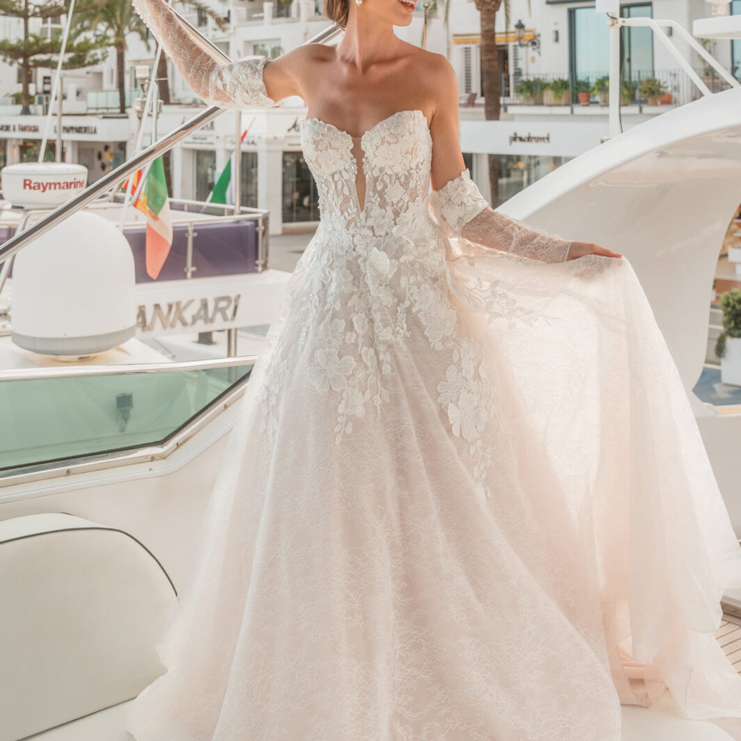 Anissa - A-Linie mit all-over Spitze und annehmbaren Ärmeln