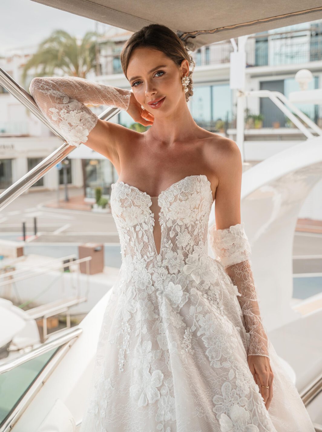 Anissa - A-Linie mit all-over Spitze und annehmbaren Ärmeln – Bild 3