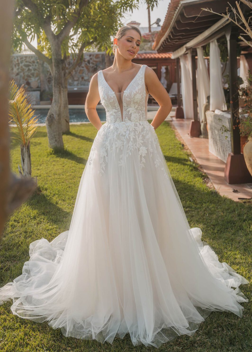 Lou - leichte A-Linie mit 3D Blüten und breiten Trägern