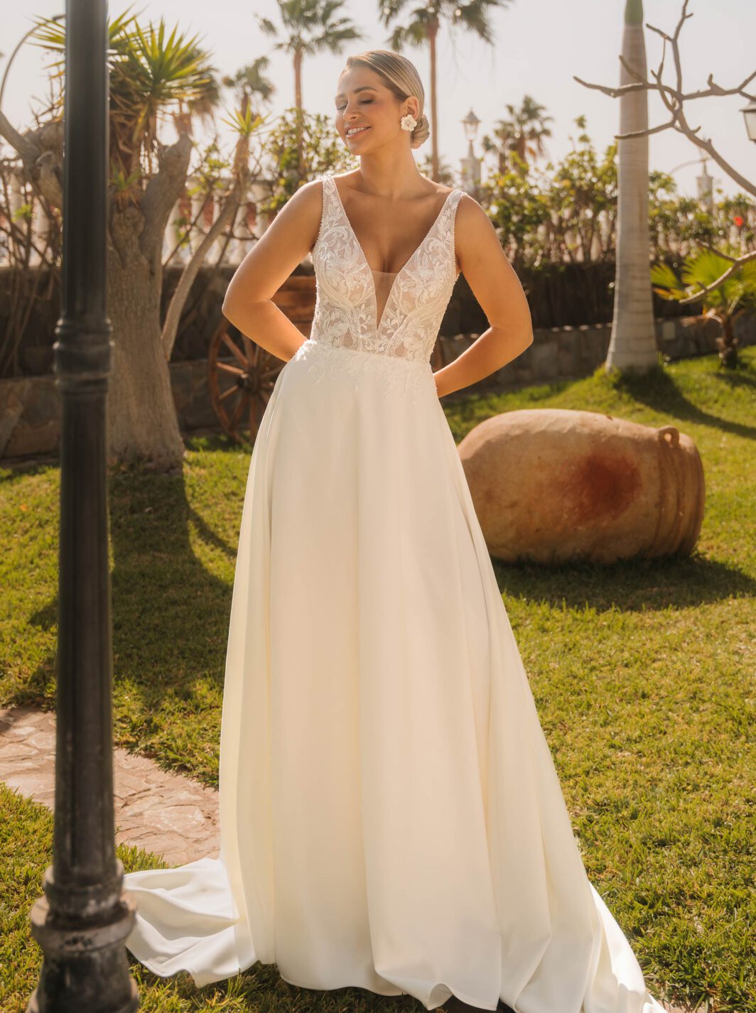 Yeliz - fließendes Brautkleid mit breiten Trägern und Spitze