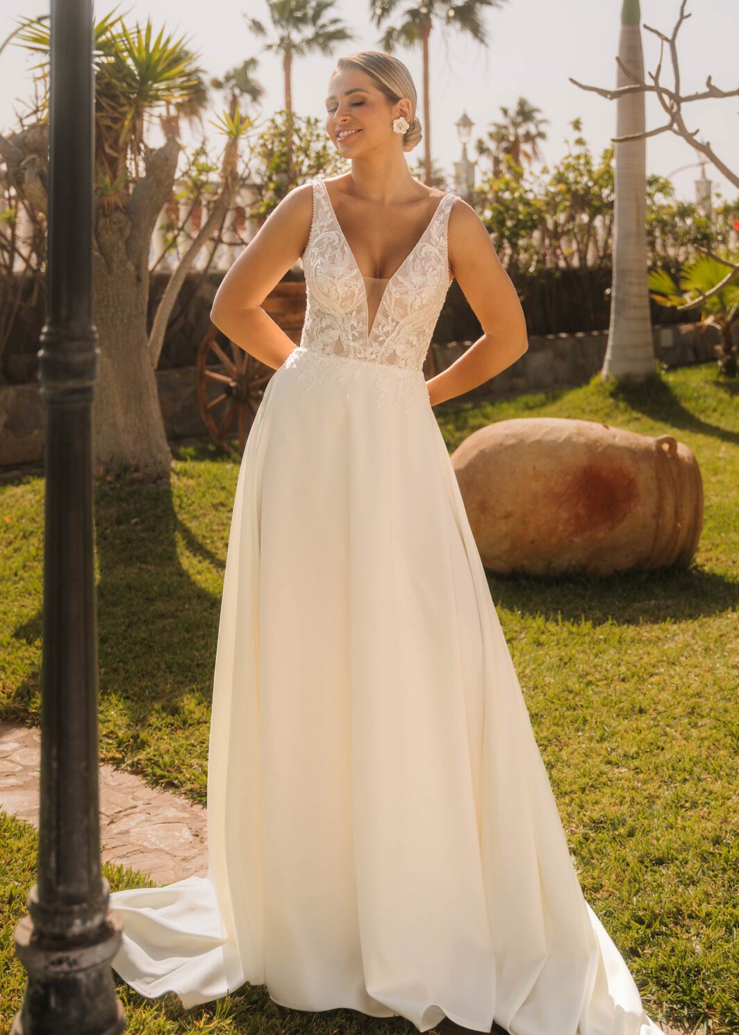 Yeliz - fließendes Brautkleid mit breiten Trägern und Spitze