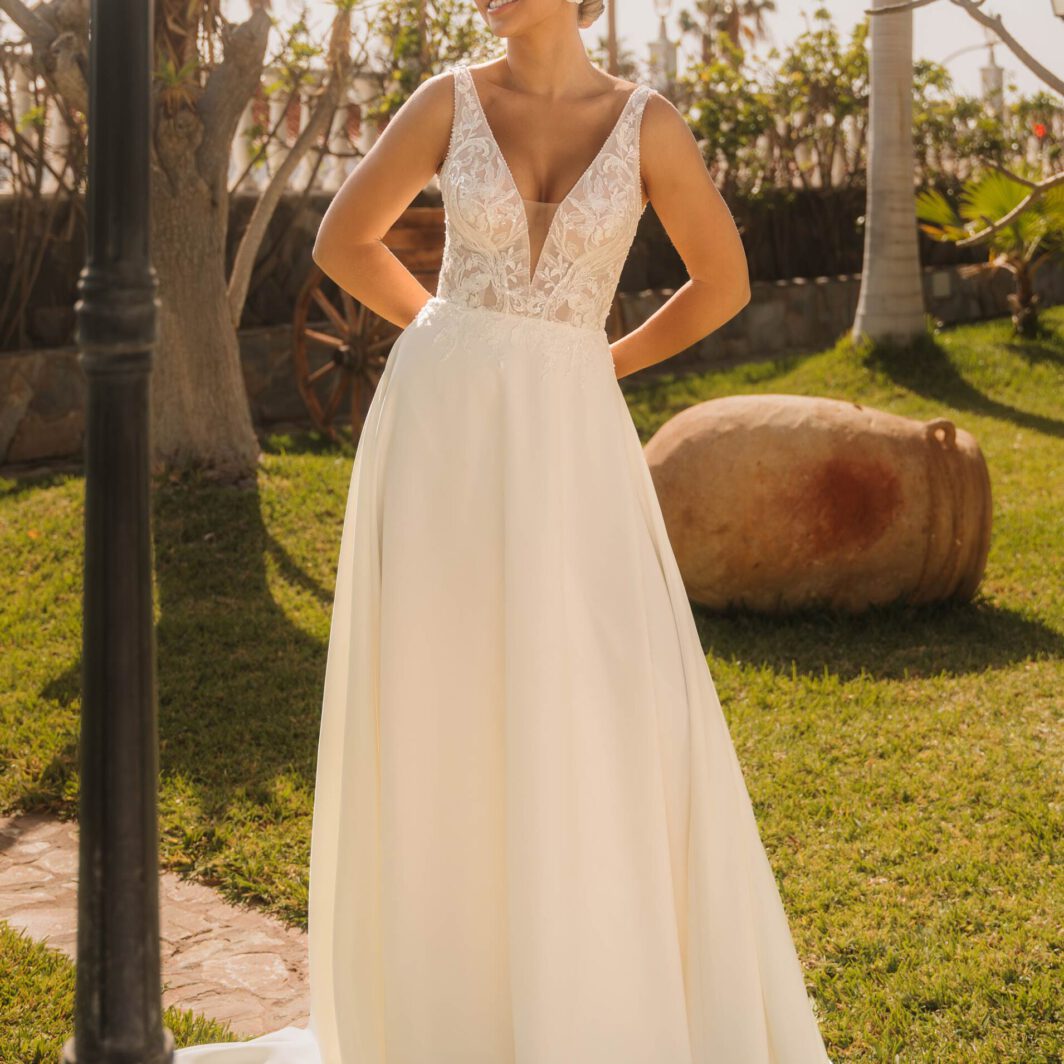 Yeliz - fließendes Brautkleid mit breiten Trägern und Spitze