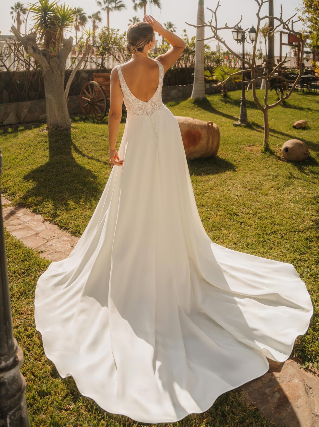 Yeliz - fließendes Brautkleid mit breiten Trägern und Spitze – Bild 2