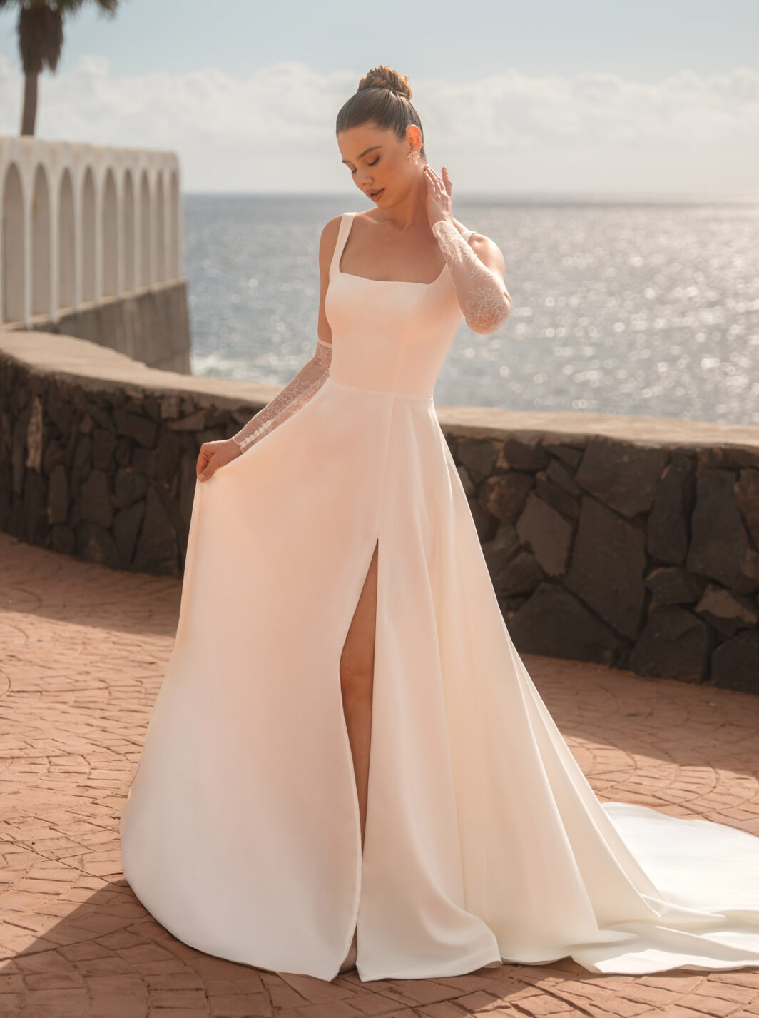 Ida - schlichtes Brautkleid mit geradem Ausschnitt und Schlitz