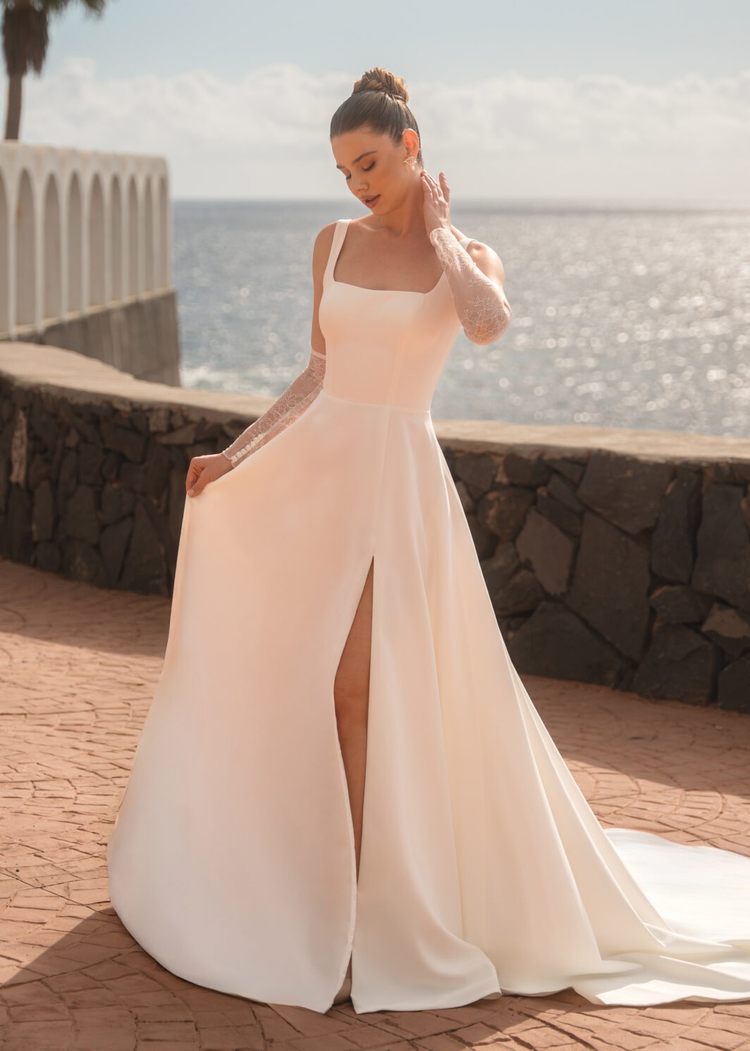 Ida - schlichtes Brautkleid mit geradem Ausschnitt und Schlitz