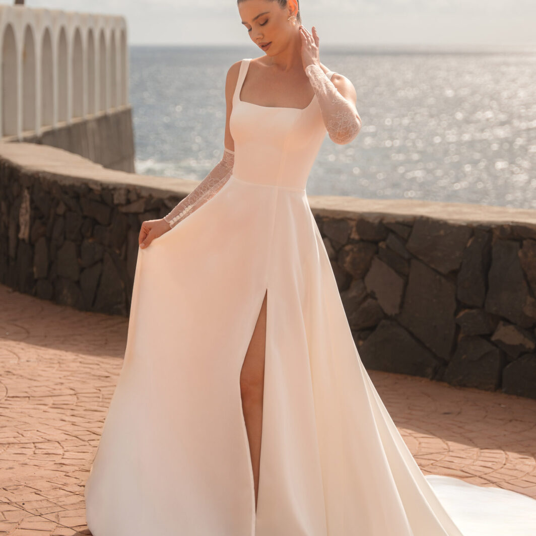 Ida - schlichtes Brautkleid mit geradem Ausschnitt und Schlitz