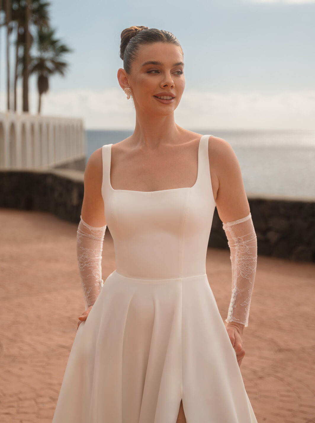 Ida - schlichtes Brautkleid mit geradem Ausschnitt und Schlitz – Bild 3