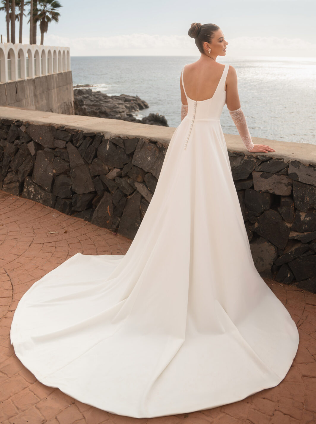 Ida - schlichtes Brautkleid mit geradem Ausschnitt und Schlitz – Bild 2