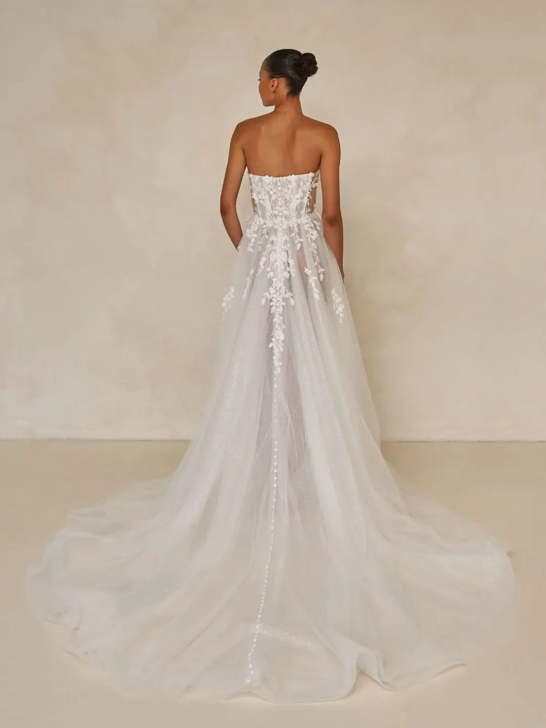 *COMING SOON* Waite - Brautkleid mit geradem Ausschnitt und 3D Spitze – Bild 2