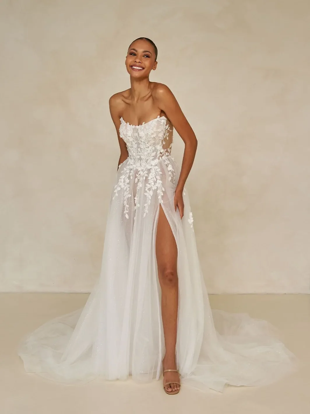*COMING SOON* Waite - Brautkleid mit geradem Ausschnitt und 3D Spitze – Bild 5