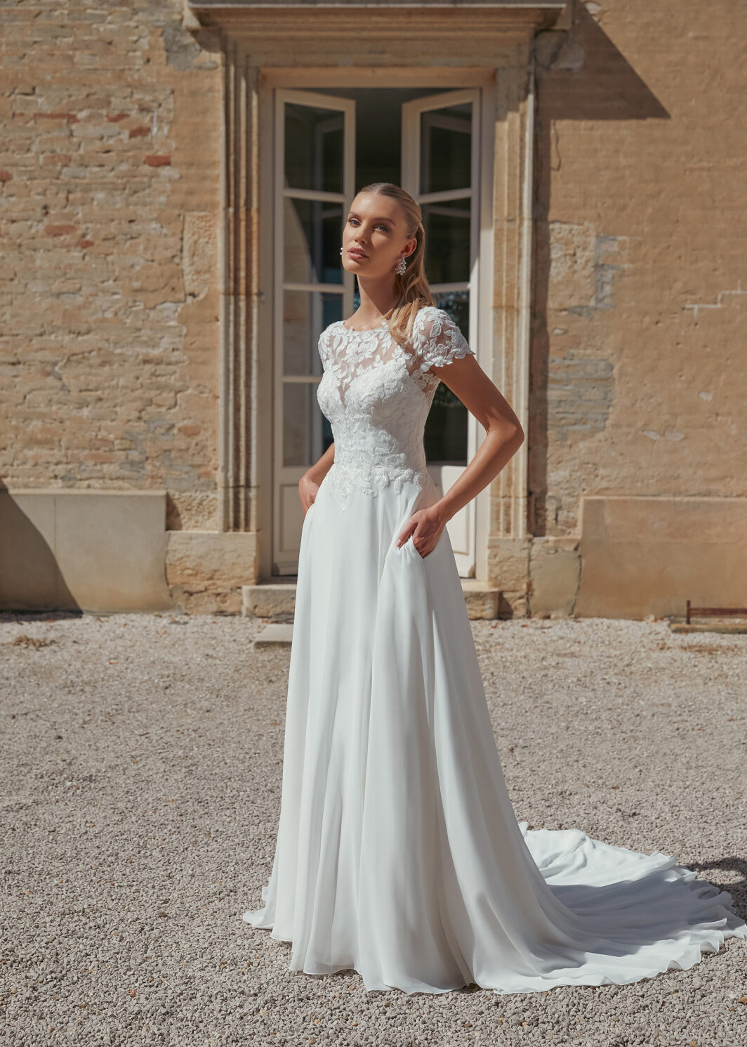 Mara - hochgeschlossenes Brautkleid mit Spitze und Glitzer