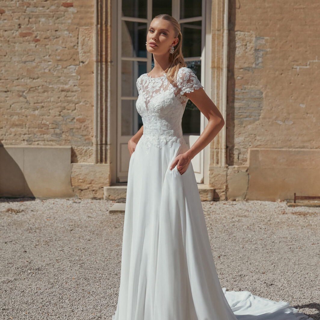 Mara - hochgeschlossenes Brautkleid mit Spitze und Glitzer