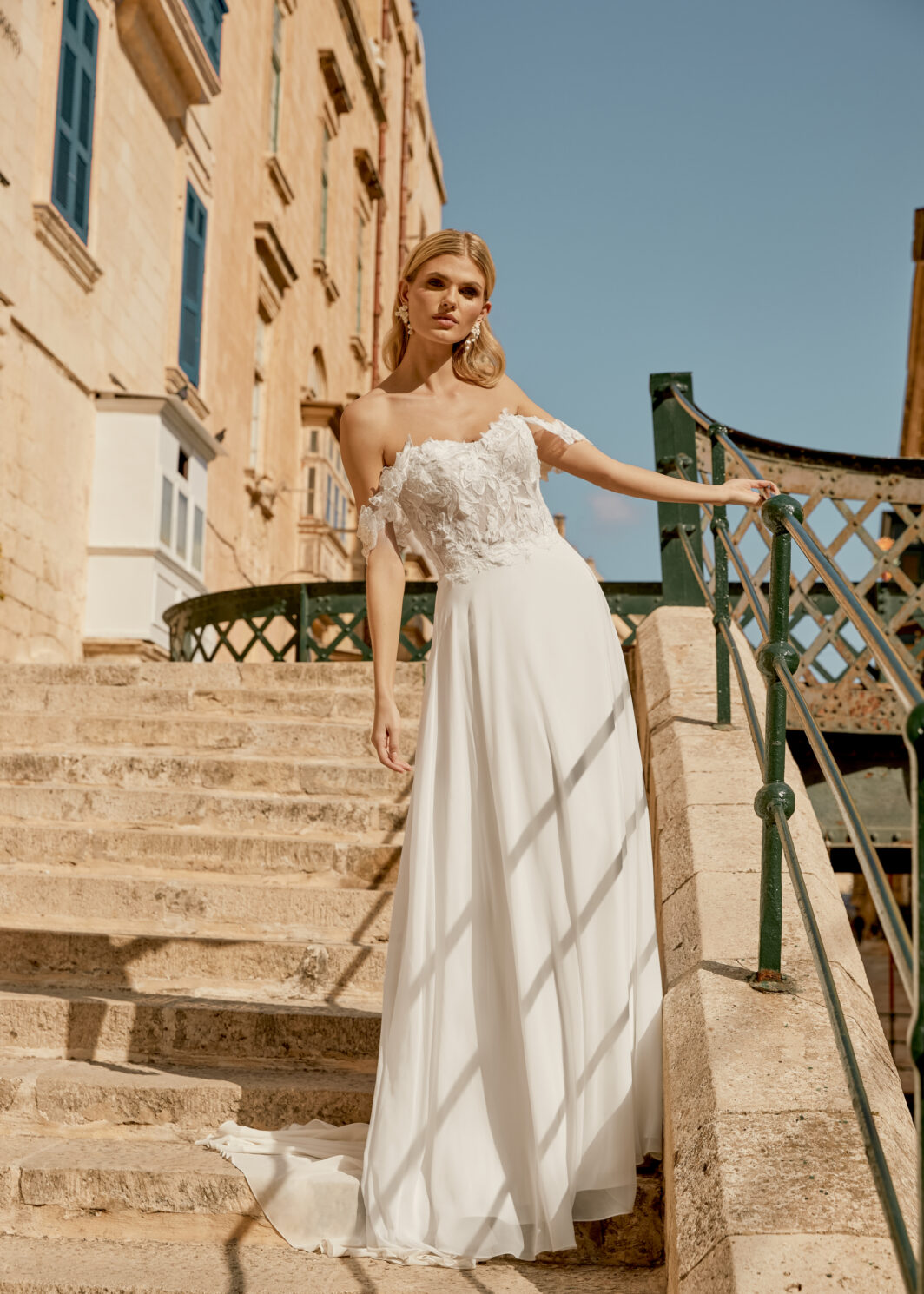 Nela - Fließendes Brautkleid mit Spitze im Oberteil