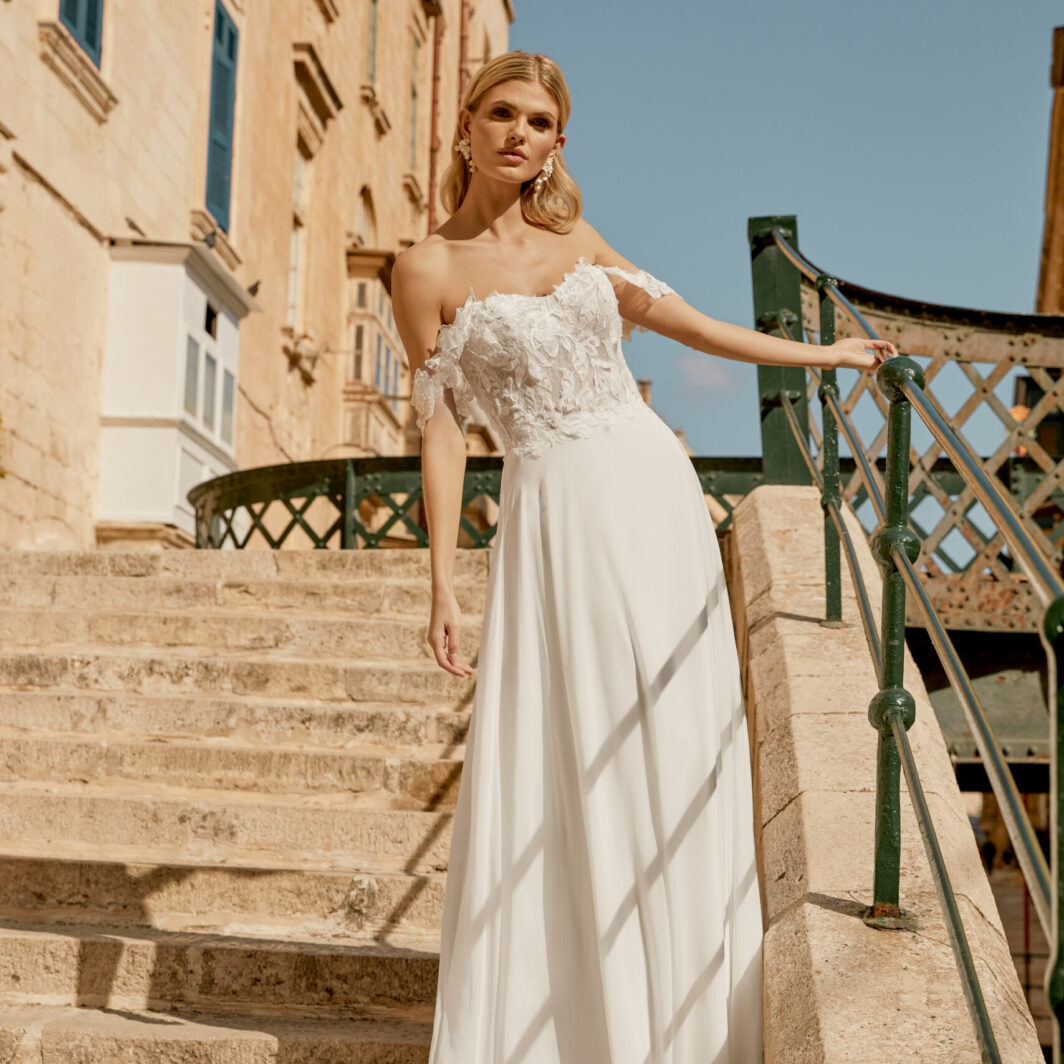 Nela - Fließendes Brautkleid mit Spitze im Oberteil