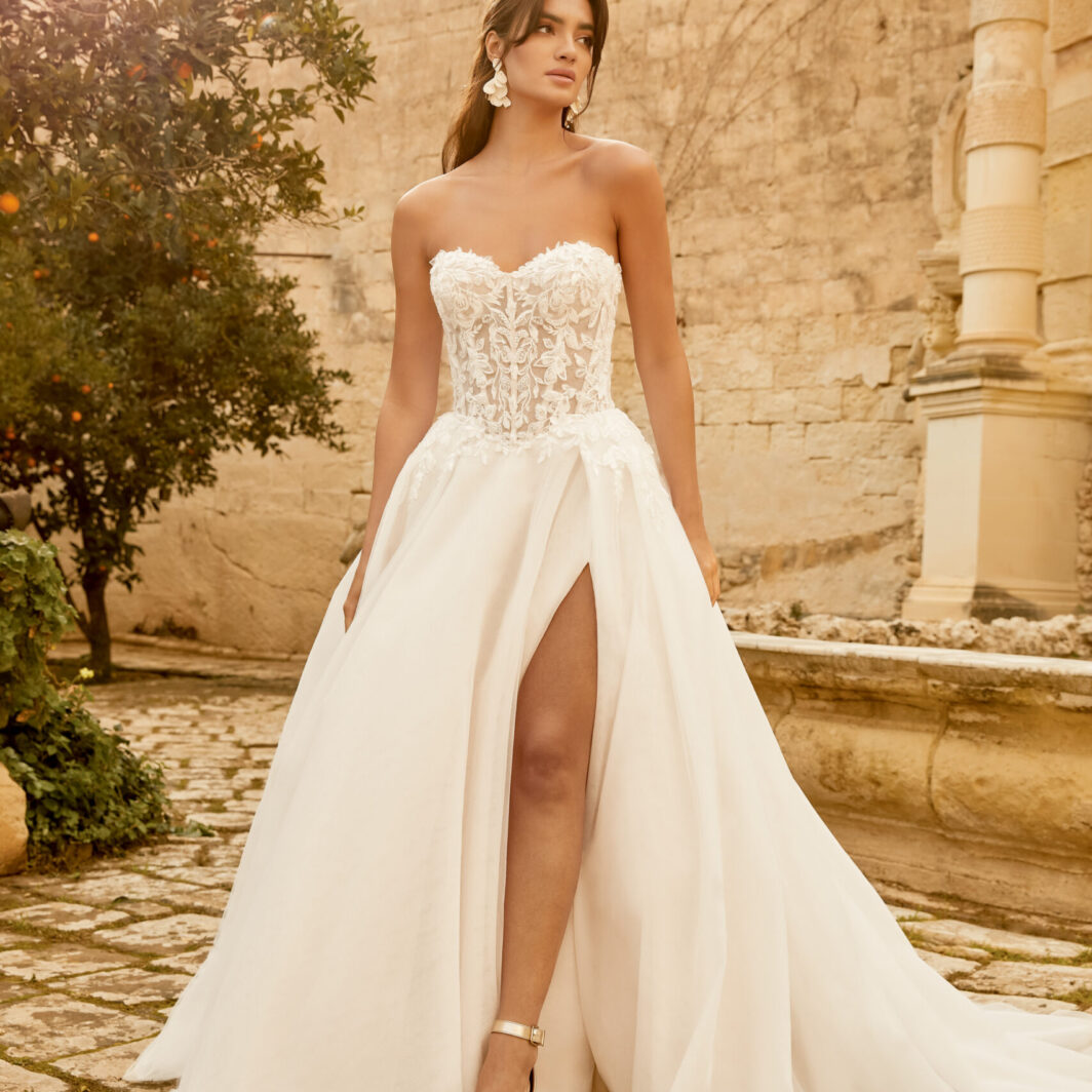 Bella - breite A-Linie mit Corsage, Spitze und Schlitz