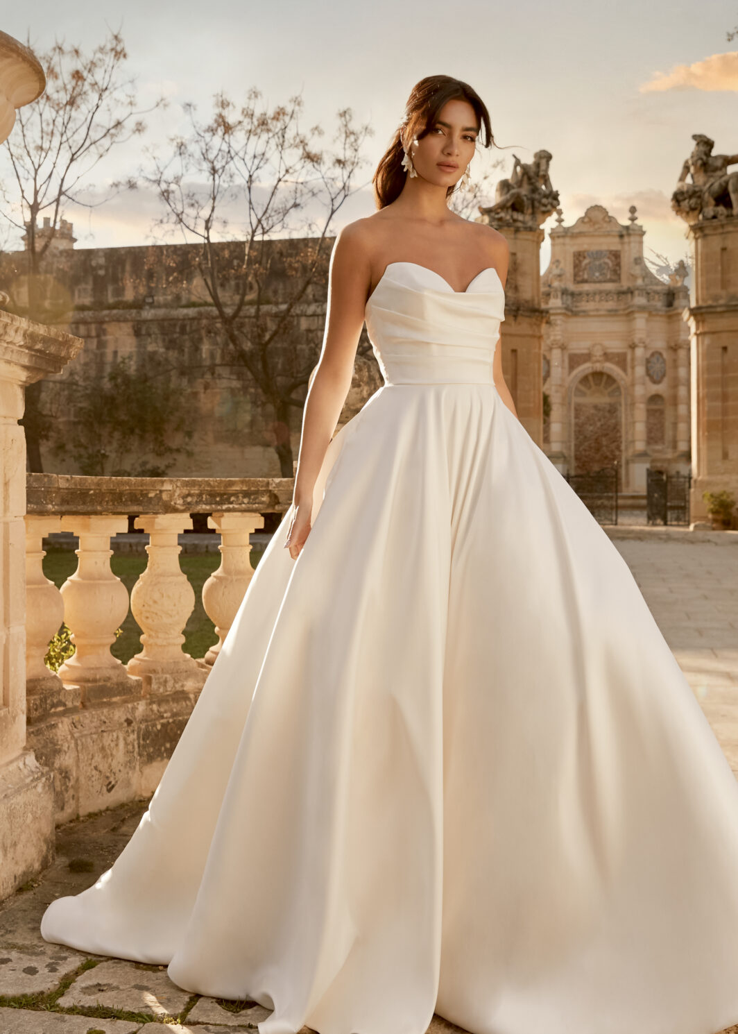 Emilia - Schlichtes Brautkleid mit breitem Rock und Herzausschnitt