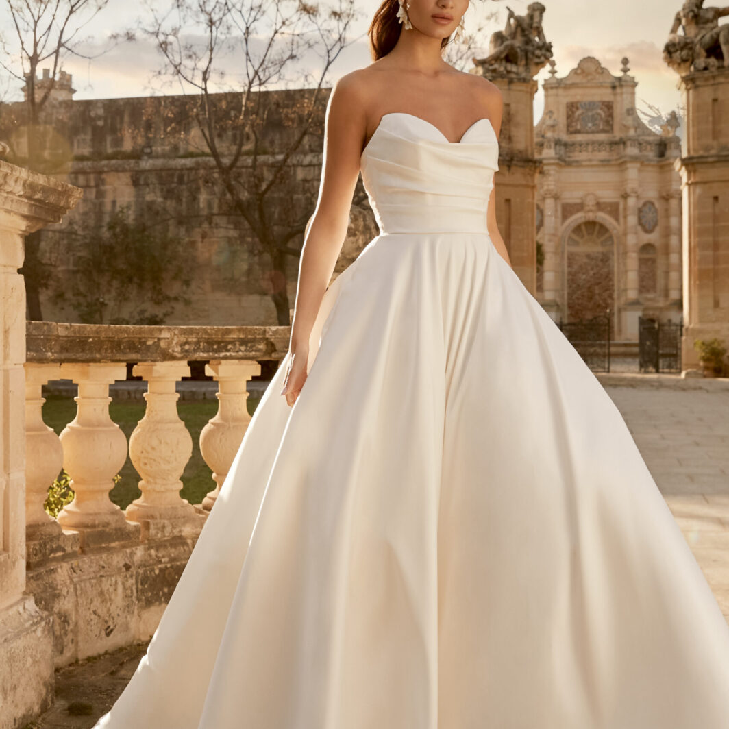 Emilia - Schlichtes Brautkleid mit breitem Rock und Herzausschnitt