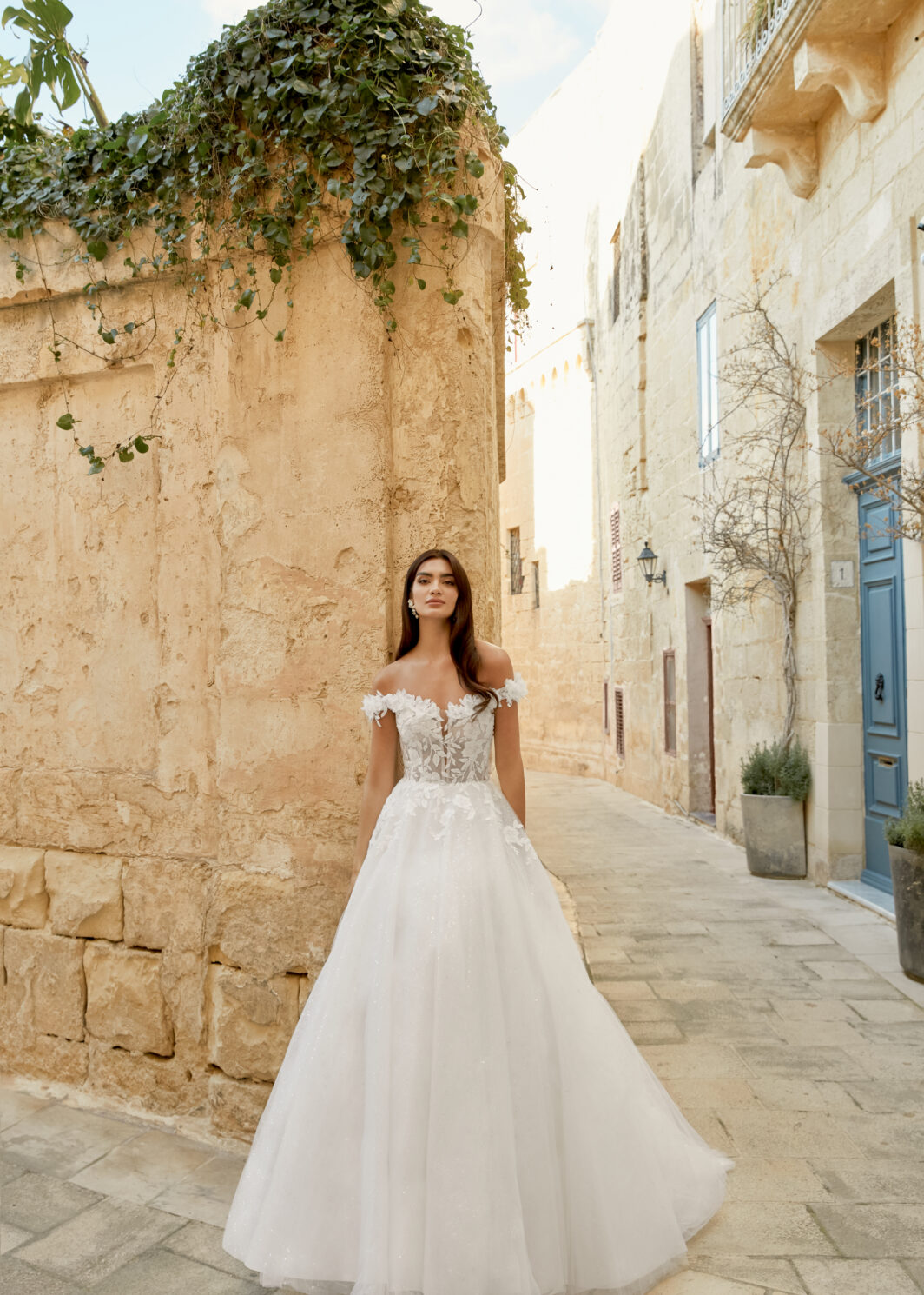 Mia - Brautkleid mit 3D Blüten, V-Ausschnitt und Carmenträgern