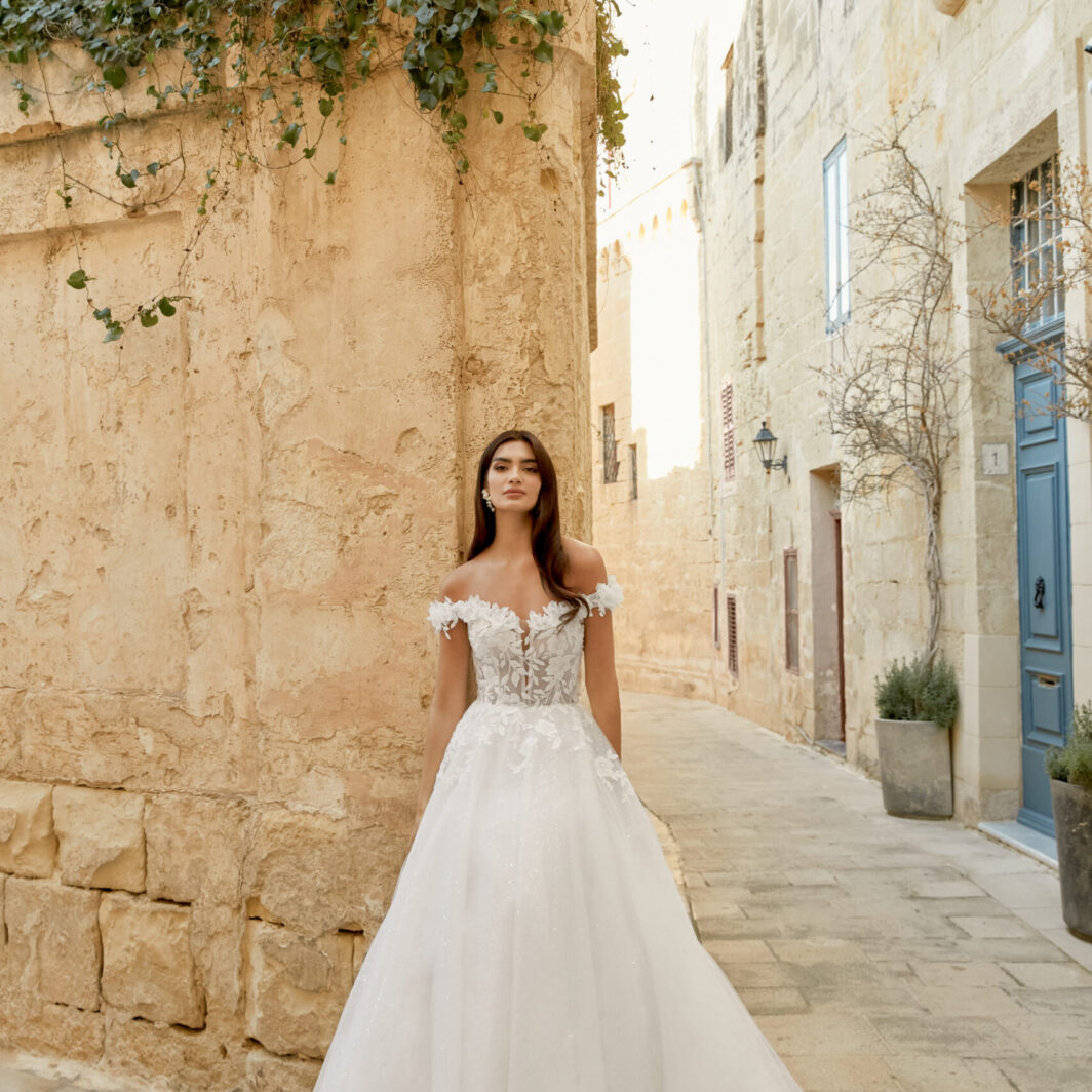 Mia - Brautkleid mit 3D Blüten, V-Ausschnitt und Carmenträgern