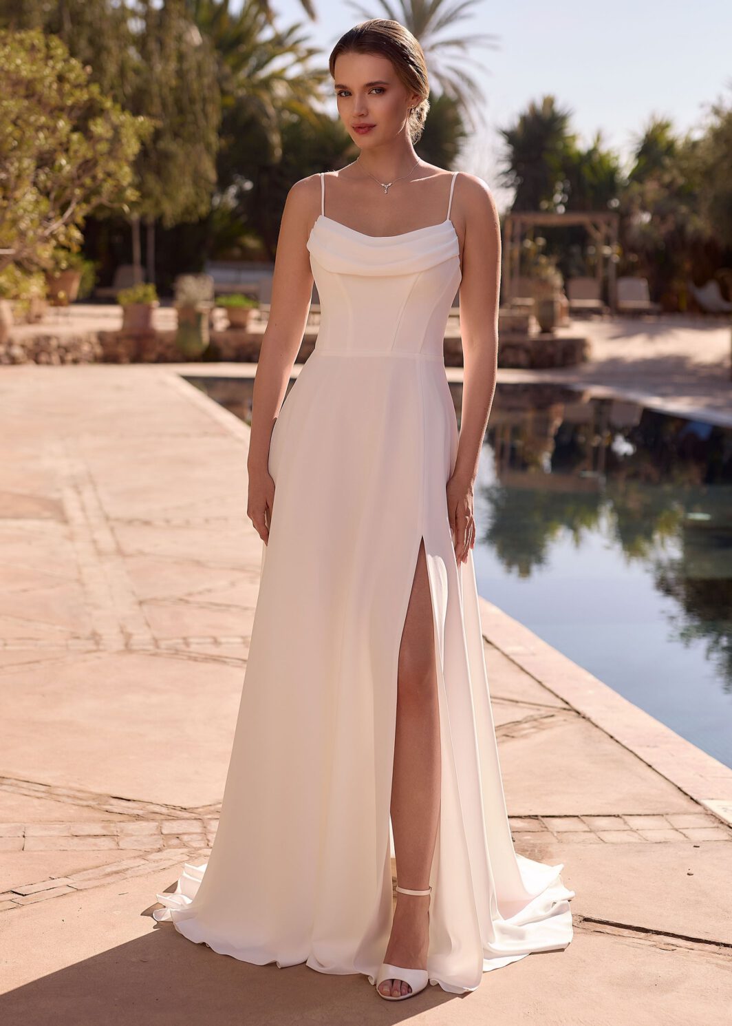 Catalena - Schlichtes Brautkleid mit besonderem Oberteil