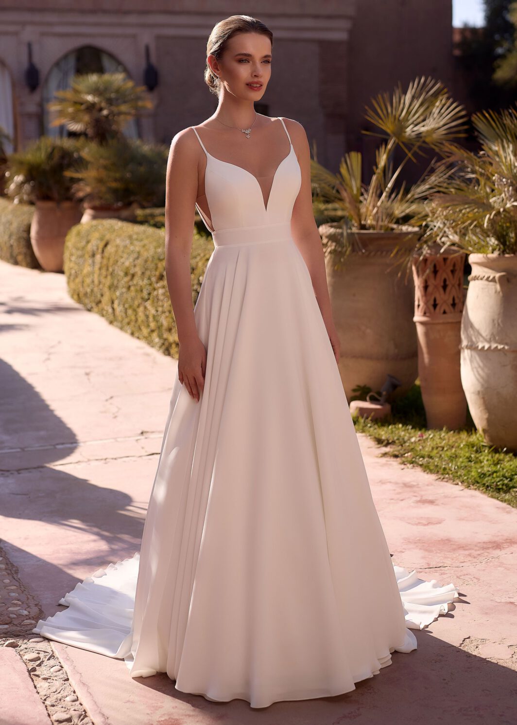 Lucian - Schlichtes Brautkleid mit Cutouts und Trägern