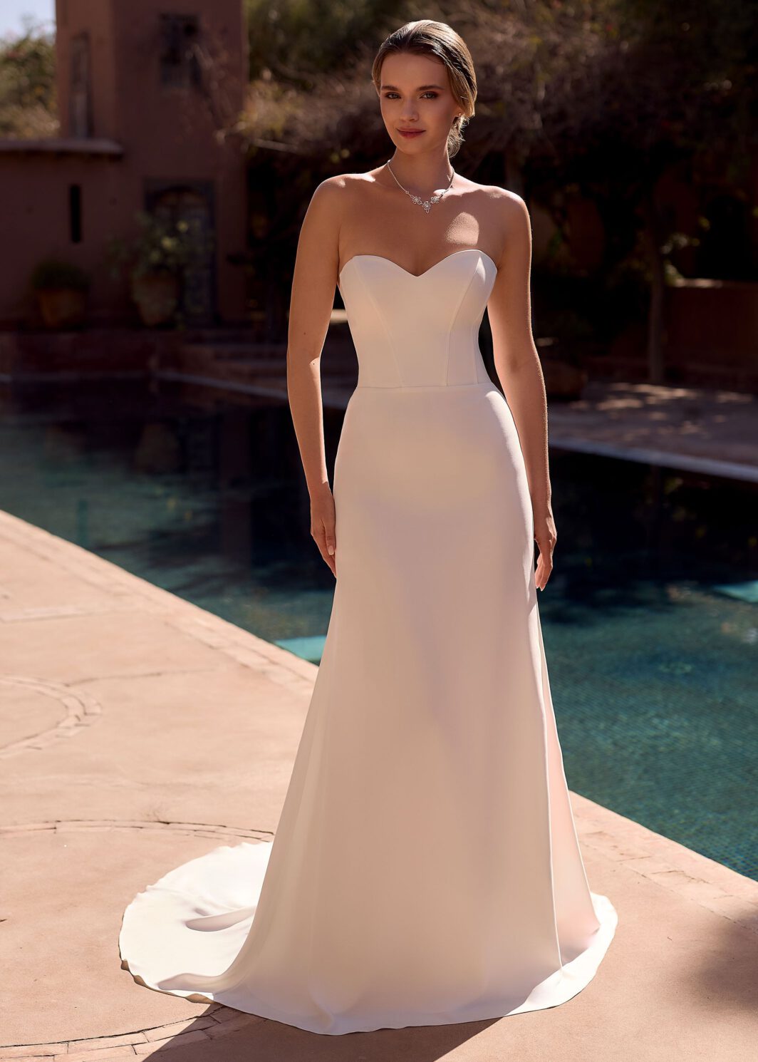 Nuria - Schlichtes Brautkleid im Fit and Flare Stil