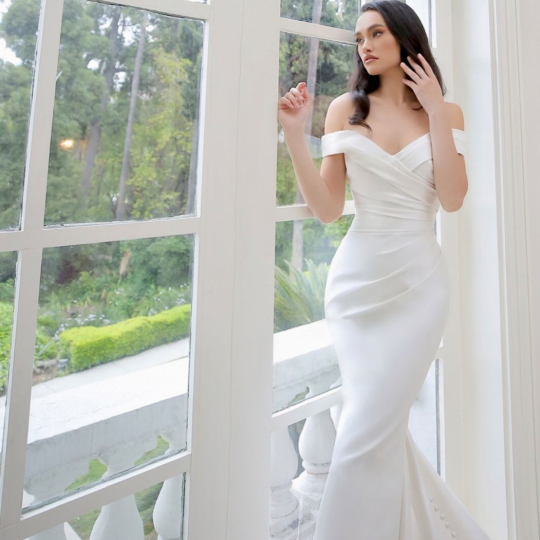 Adora - figurbetontes Brautkleid mit abnehmbarer Schleppe