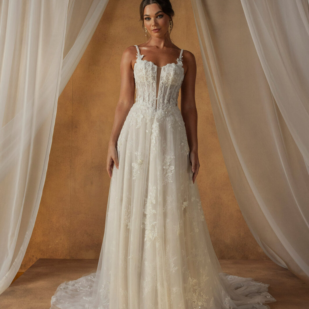 Nivi - glitzerndes Brautkleid mit viel Spitze