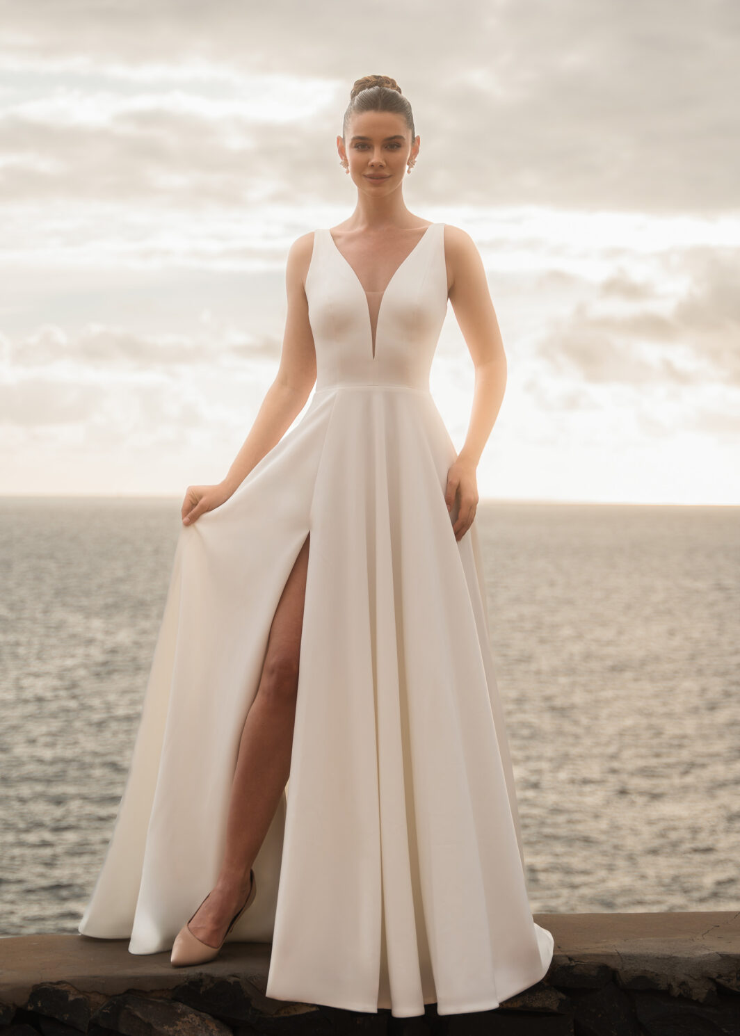 Lorena - schlichtes Brautkleid mit breiten Trägern und V-Ausschnitt