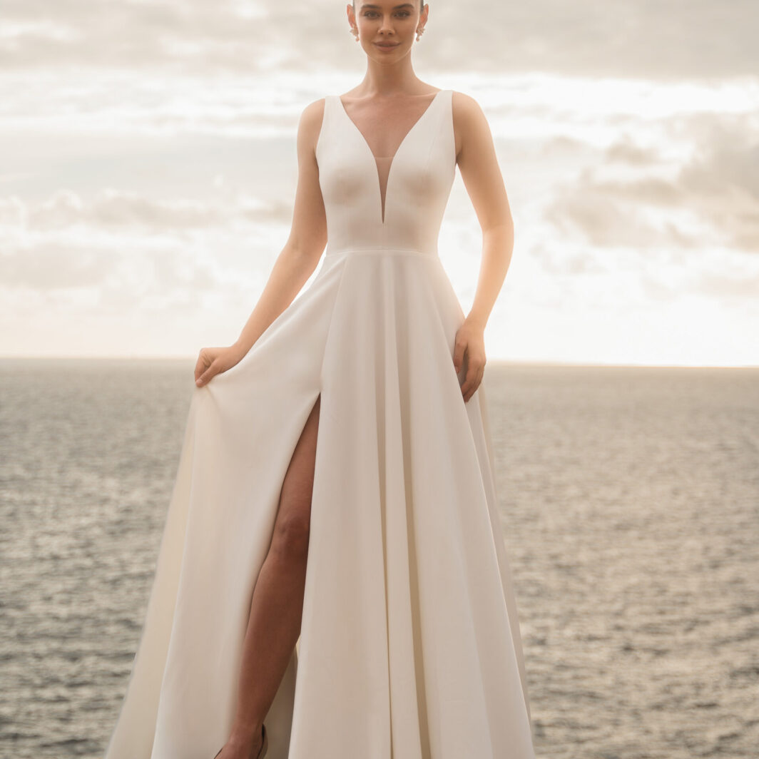 Lorena - schlichtes Brautkleid mit breiten Trägern und V-Ausschnitt