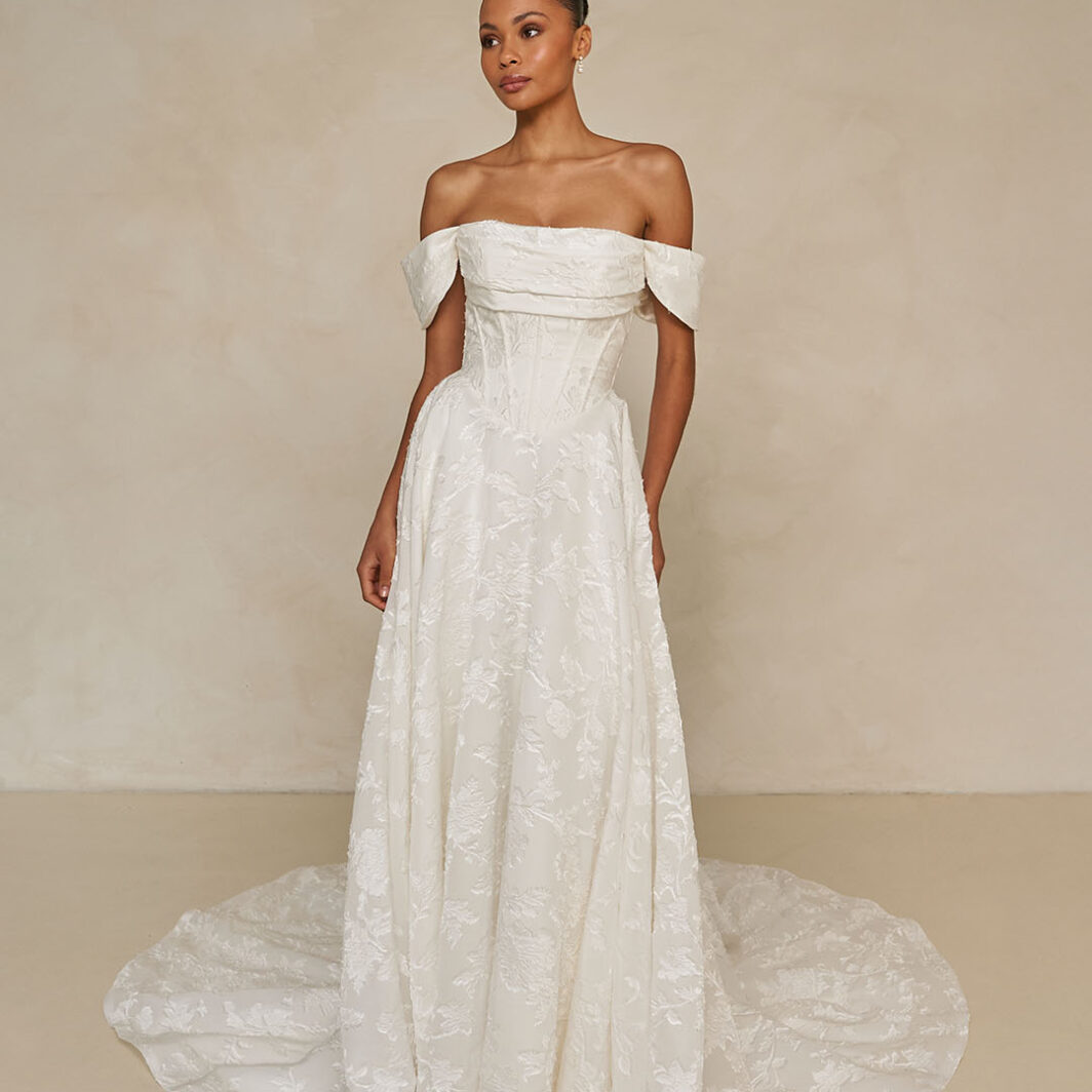 *COMING SOON* Wales - fließendes Brautkleid mit floralem Muster