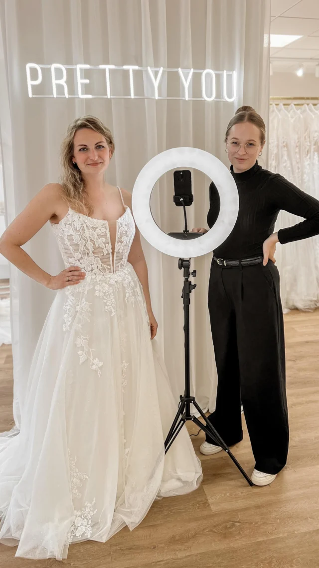 Ein bisschen Spaß darf am Content-Day auch nicht fehlen🤭

Julia trägt unser Kleid Madi, und hat das super gut präsentiert. Ergebnisse folgen🤍

Bist du auf der Suche nach deinem Brautkleid? Dann probier dich bei uns in absoluter Privatsphäre durch verschiedene Stile von internationalen Top Designern 🤍

Alle freien Termine sowie verfügbare Kleider findest du auf unserer Website unter www.prettyyou-brautmode.de (Link in Bio) 🤍

#Brautmode #Brautkleider #Stade #Hamburg #Bremen #Cuxhaven #Oldenburg #Bremerhaven #Brautkleid #heiraten #Hochzeit #Bridetobe #Braut2026 #Braut2025 #heiratenincuxhaven #heirateninoldenburg #heirateninbremen #heirateninstade #heirateninbremerhaven #trends #verlobt #verlobung #bridetobe #cleanebrautkleider #2026