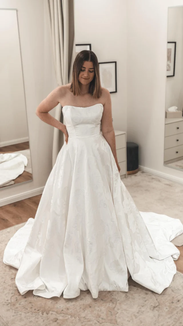 Aleyna🤍
Auf dem Bügel vs. getragen. Wäre es ein Kleid für dich?

Bist du auf der Suche nach deinem Brautkleid? Dann probier dich bei uns in absoluter Privatsphäre durch verschiedene Stile von internationalen Top Designern 🤍

Alle freien Termine sowie verfügbare Kleider findest du auf unserer Website unter www.prettyyou-brautmode.de (Link in Bio) 🤍

#Brautmode #Brautkleider #Stade #Hamburg #Bremen #Cuxhaven #Oldenburg #Bremerhaven #Brautkleid #heiraten #Hochzeit #Bridetobe #Braut2026 #Braut2025 #heiratenincuxhaven #heirateninoldenburg #heirateninbremen #heirateninstade #heirateninbremerhaven #trends #verlobt #verlobung #bridetobe #cleanebrautkleider #2026