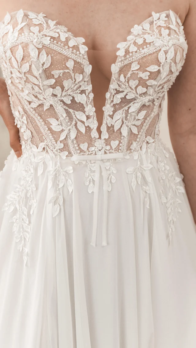 💣NEW DRESS ALERT 💥

Die neuen Brautkleider der 2026 Kollektion treffen täglich für unsere 2026 Brides ein und das Brautkleid Farina schlägt bei uns ein, wie eine Bombe 🙌🏻

Farina ist das richtige BRAUTKLEID für deine Hochzeit, wenn du dir folgende Punkte wünscht:

✨💘 Leichtigkeit
✨💘 Moderner Braut Look
✨💘 Besondere Details
✨💘 Nichts Überladenes

Besticht durch:

💫 Leichter Chiffonrock
💫 Sexy Schlitz
💫 Zarte 3D Blätterspitze
💫 Glitzer Details
💫 Transparente Corsage im Lingerie-Look

Wäre das ein Kleid für dich? Dann vereinbare gerne deinen kostenlosen Beratungstermin in unserer privaten Brautsuite und finde dein Traumkleid mit uns 🤍

Terminvereinbarung:

📆online unter www.prettyyou-brautmode.de (Link in Bio) 
📞Telefon & WhatsApp (04721-4240689)

#brautkleid #bridetobe #brautmode #bremerhaven #stade #cuxhaven #heiratenincuxhaven #heirateninbremen #bremen #chiffonbrautkleid