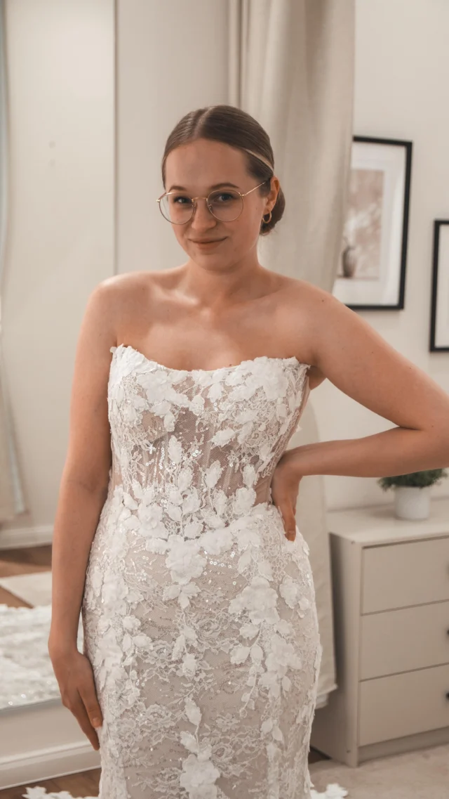Leith🤍

Ein wunderschönes Fit and Flare Brautkleid mit 3D Applikationen, geradem Ausschnitt und einer so besonderen langen Schleppe. Wäre das ein Kleid für dich?🤍

Bist du auf der Suche nach deinem Brautkleid? Dann probier dich bei uns in absoluter Privatsphäre durch verschiedene Stile von internationalen Top Designern 🤍

Alle freien Termine sowie verfügbare Kleider findest du auf unserer Website unter www.prettyyou-brautmode.de (Link in Bio) 🤍

#brautkleid#bridetobe#braut2026#brautmode#hochzeit#verlobt#verliebt#verheiratet#bremen#cuxhaven#hamburg#stade